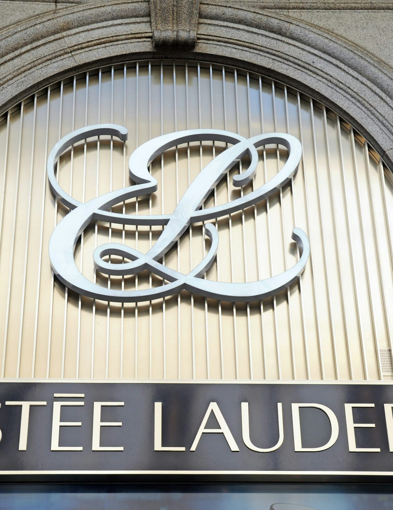 Estée Lauder Group reports -17% decline in sales to end 2022.